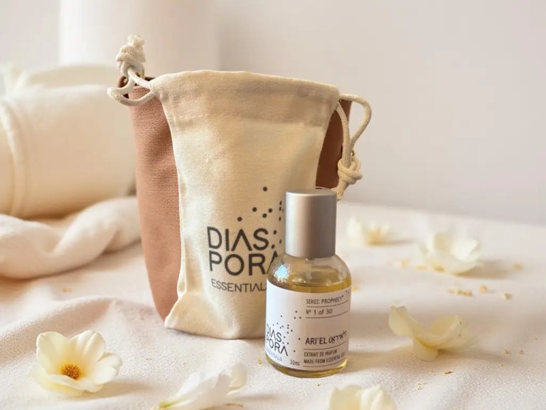 spicy woody perfume